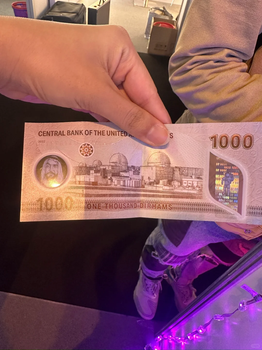 新疆女孩在迪拜参加展会