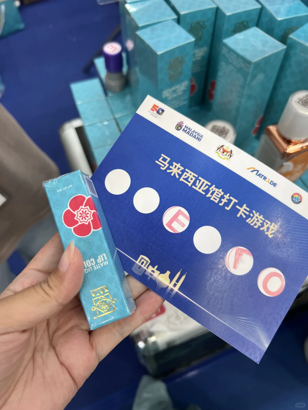 我在南宁东盟博览会！?拿了好多?啊啊啊……