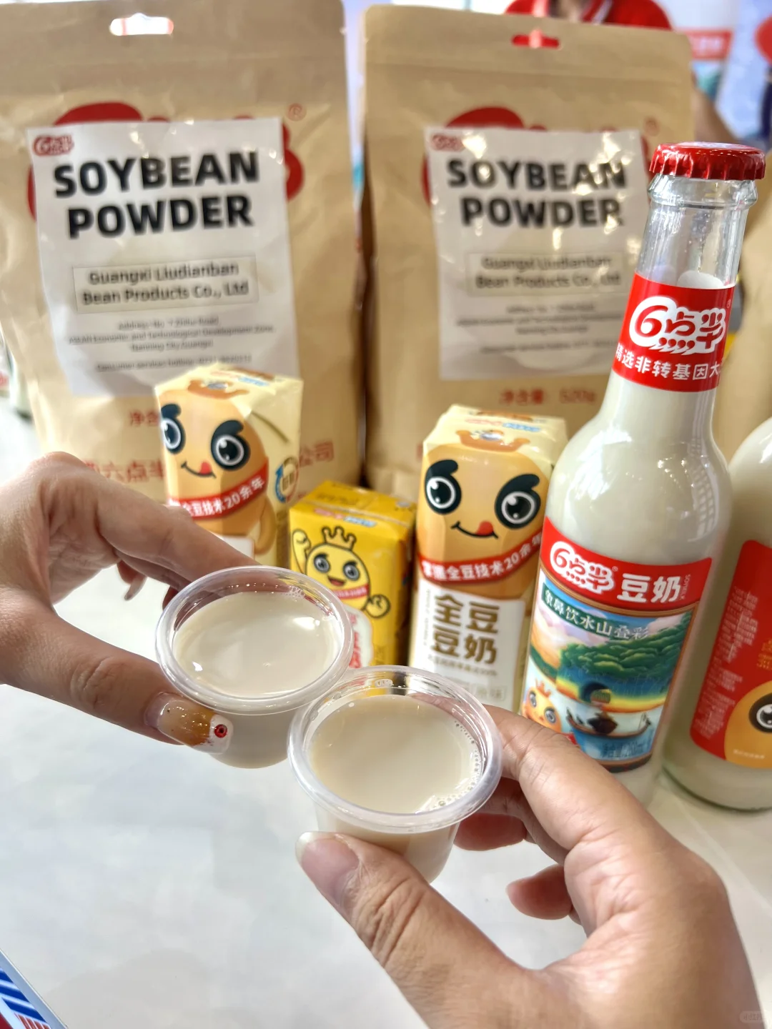 我在南宁东盟博览会！?拿了好多?啊啊啊……