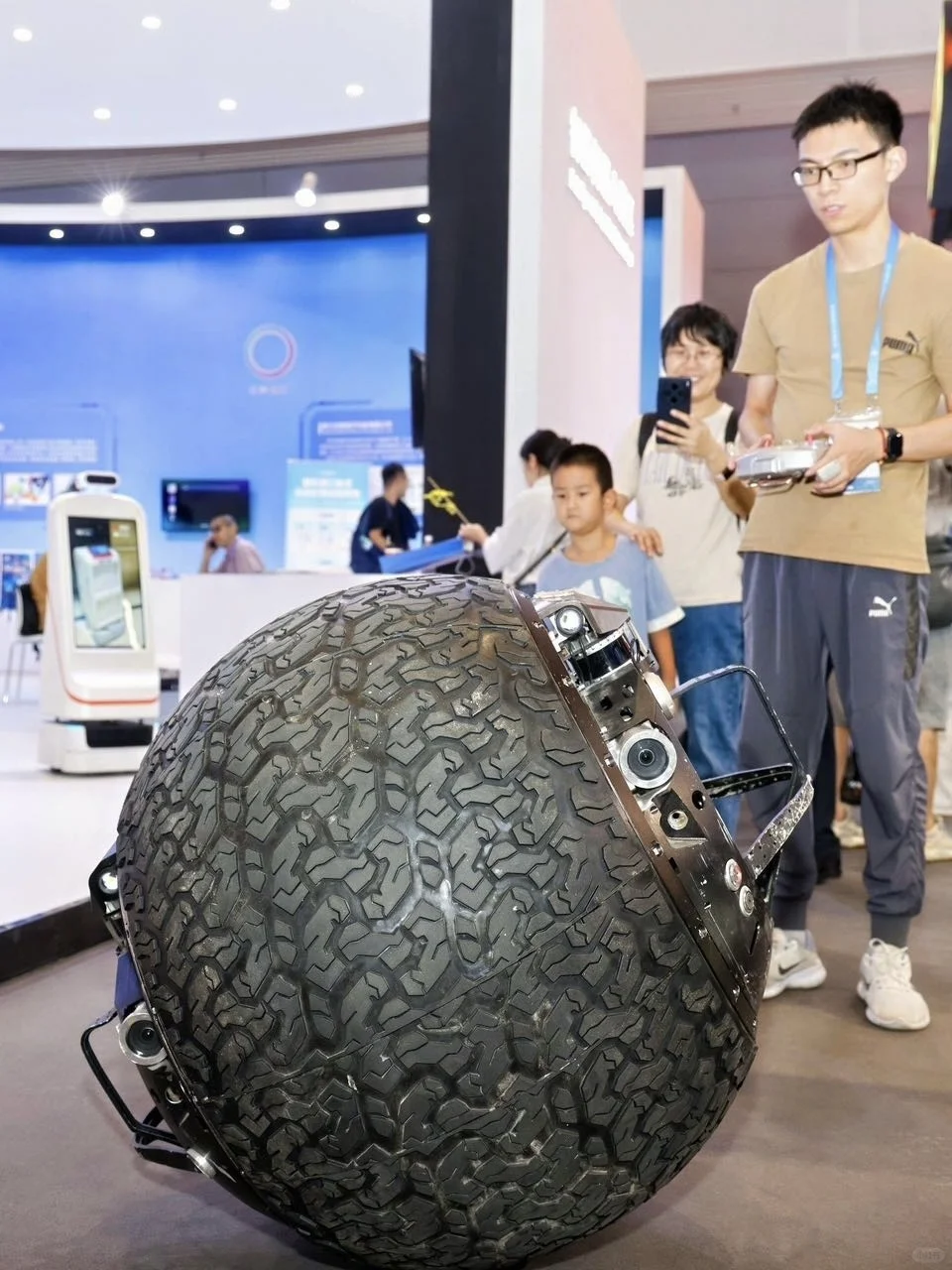 在杭州！！遇到了未来机器人?