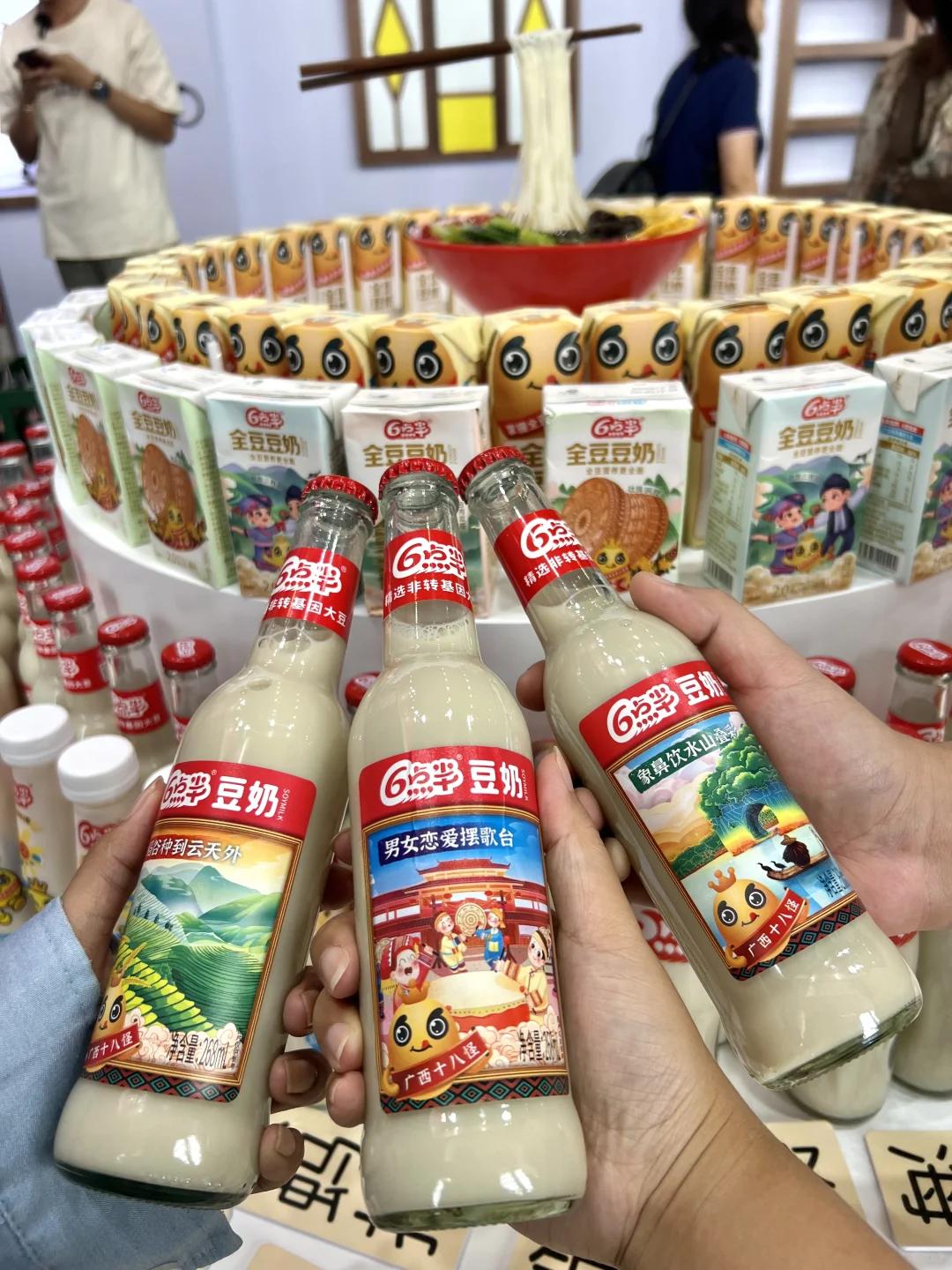 我在南宁东盟博览会！?拿了好多?啊啊啊……