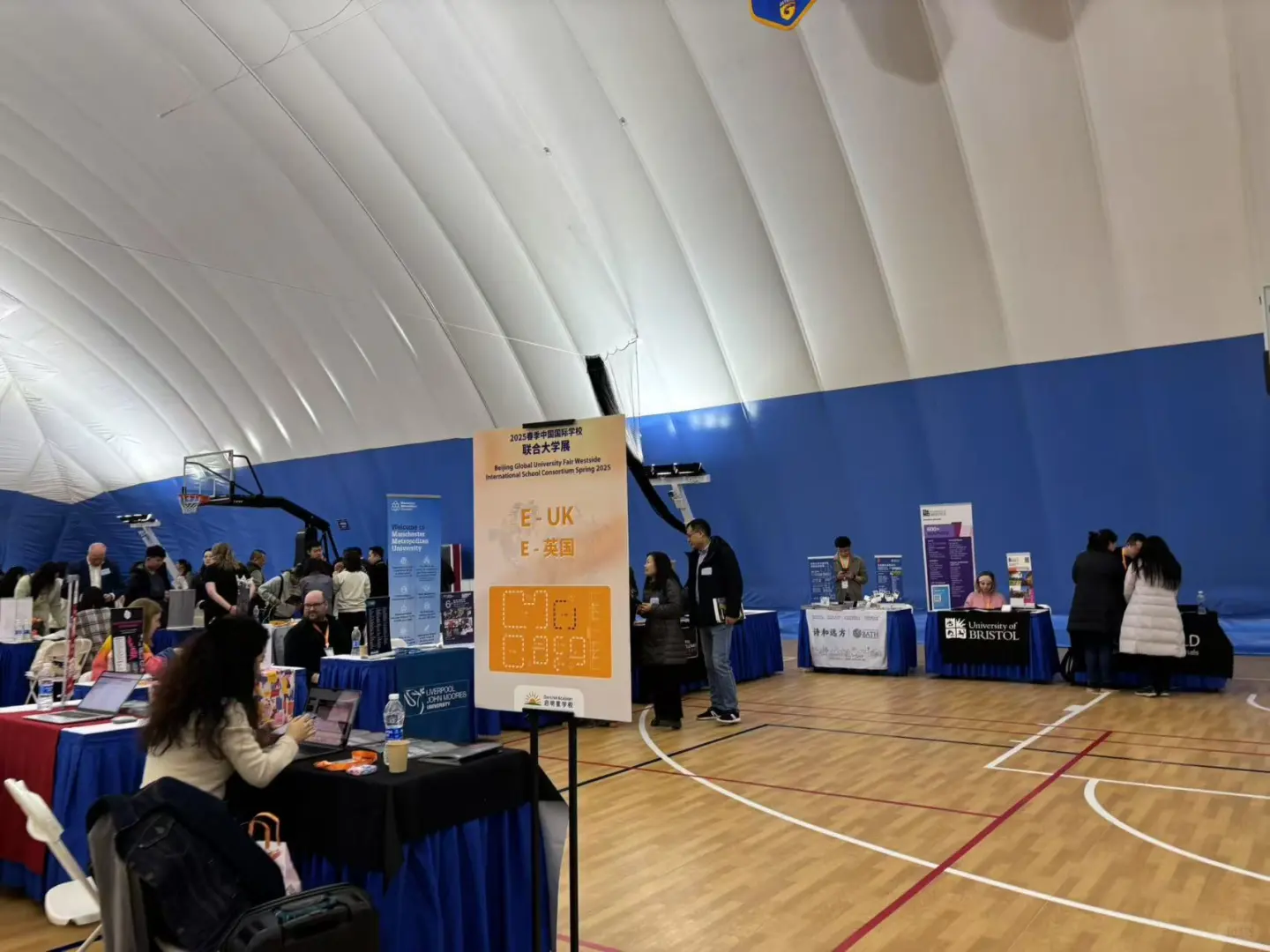 去启明星看大学展览了。