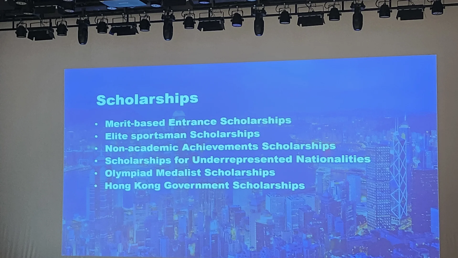 去启明星看大学展览了。