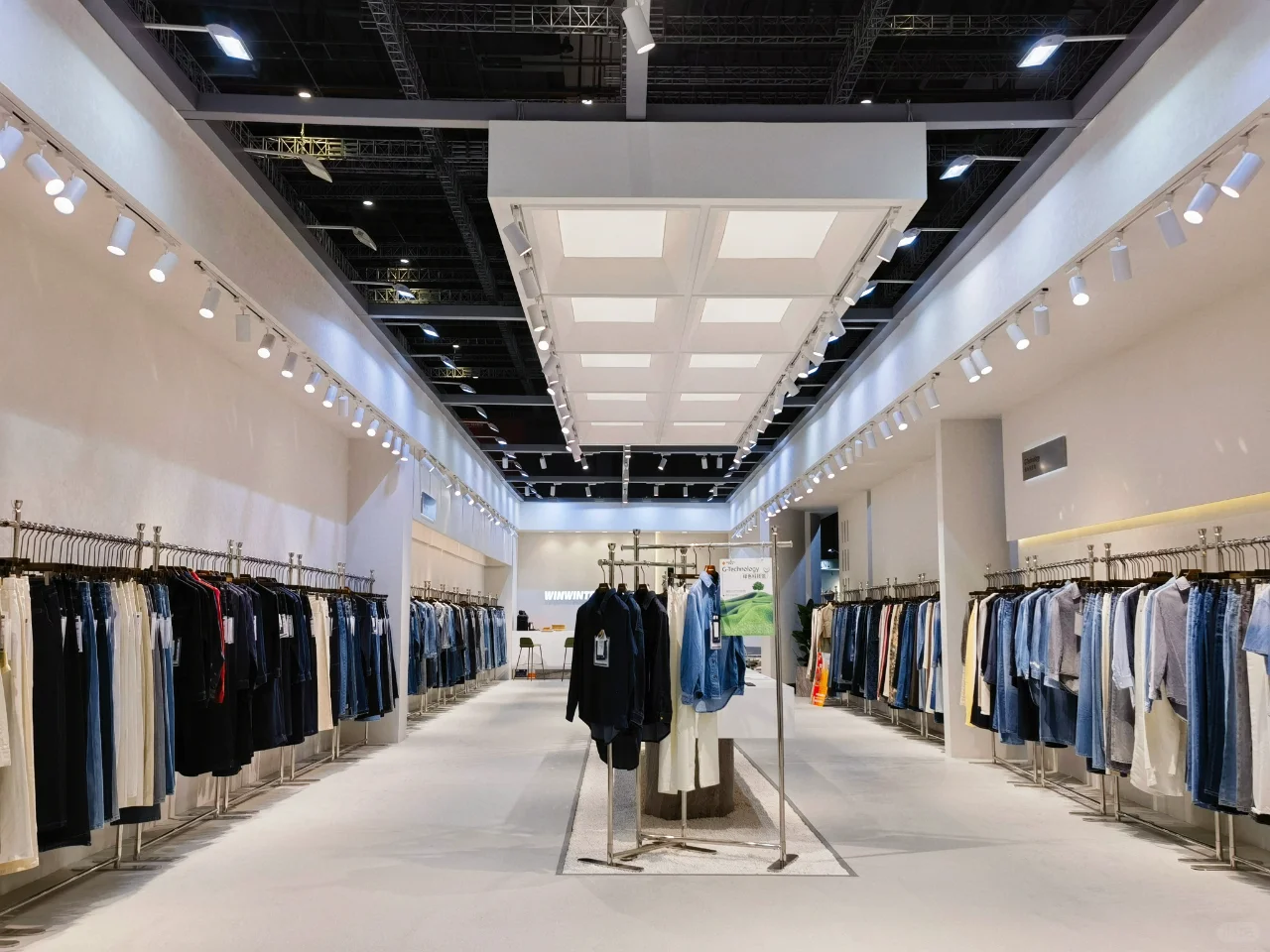 上海面料辅饰展-“木与新奇”构建展台细腻