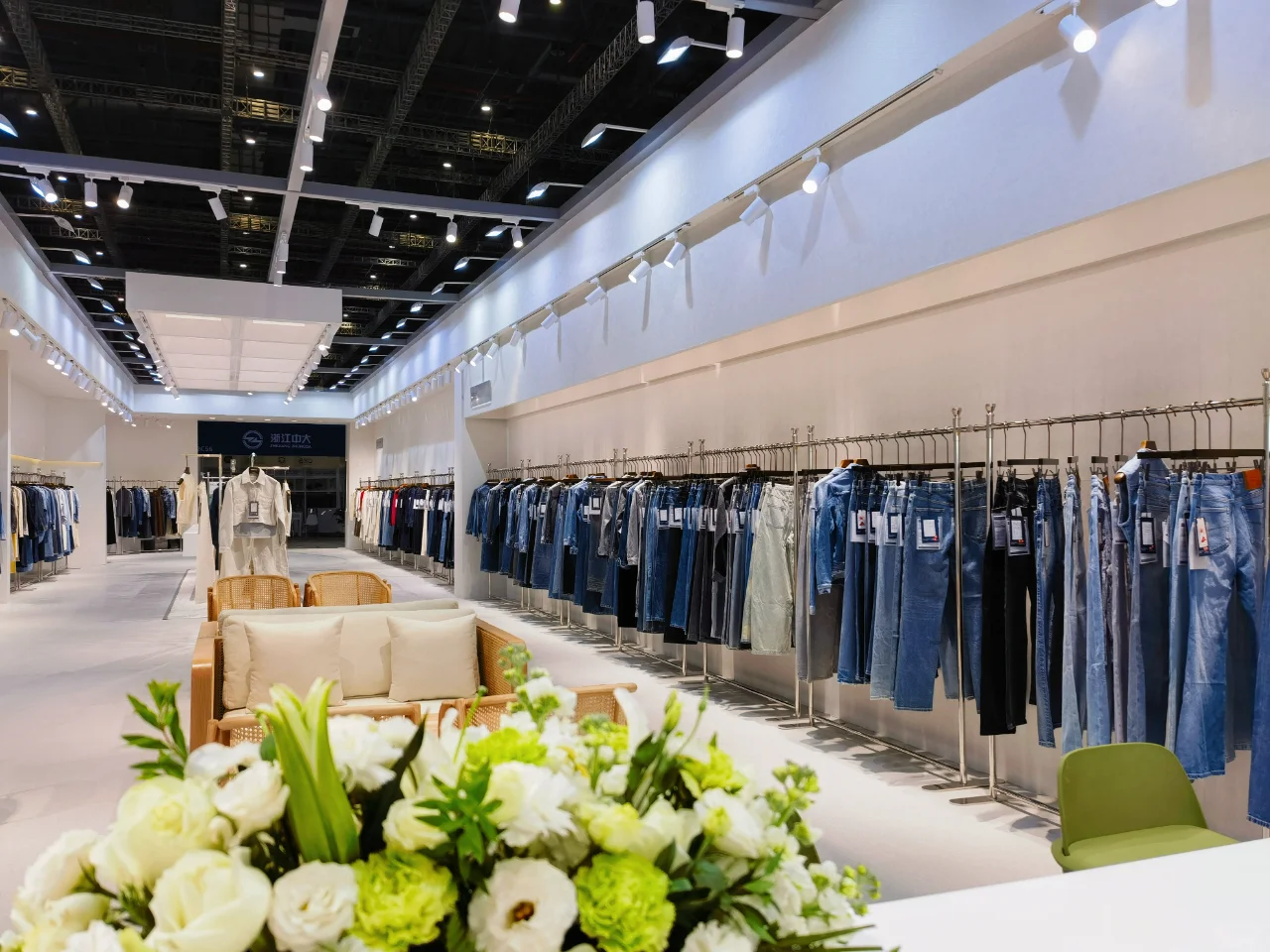 上海面料辅饰展-“木与新奇”构建展台细腻