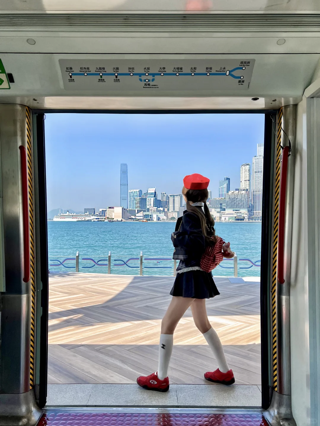 香港??就为了来地铁海边拍照?巨出片…