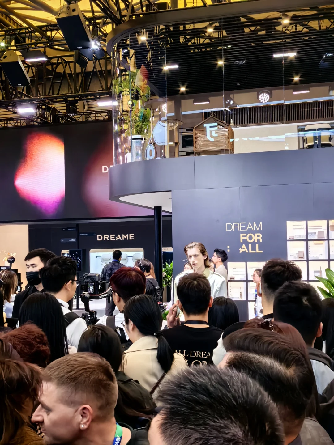 追觅展台咋这么多人~