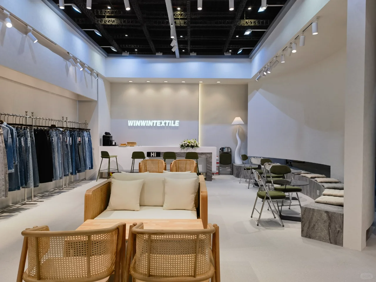 上海面料辅饰展-“木与新奇”构建展台细腻