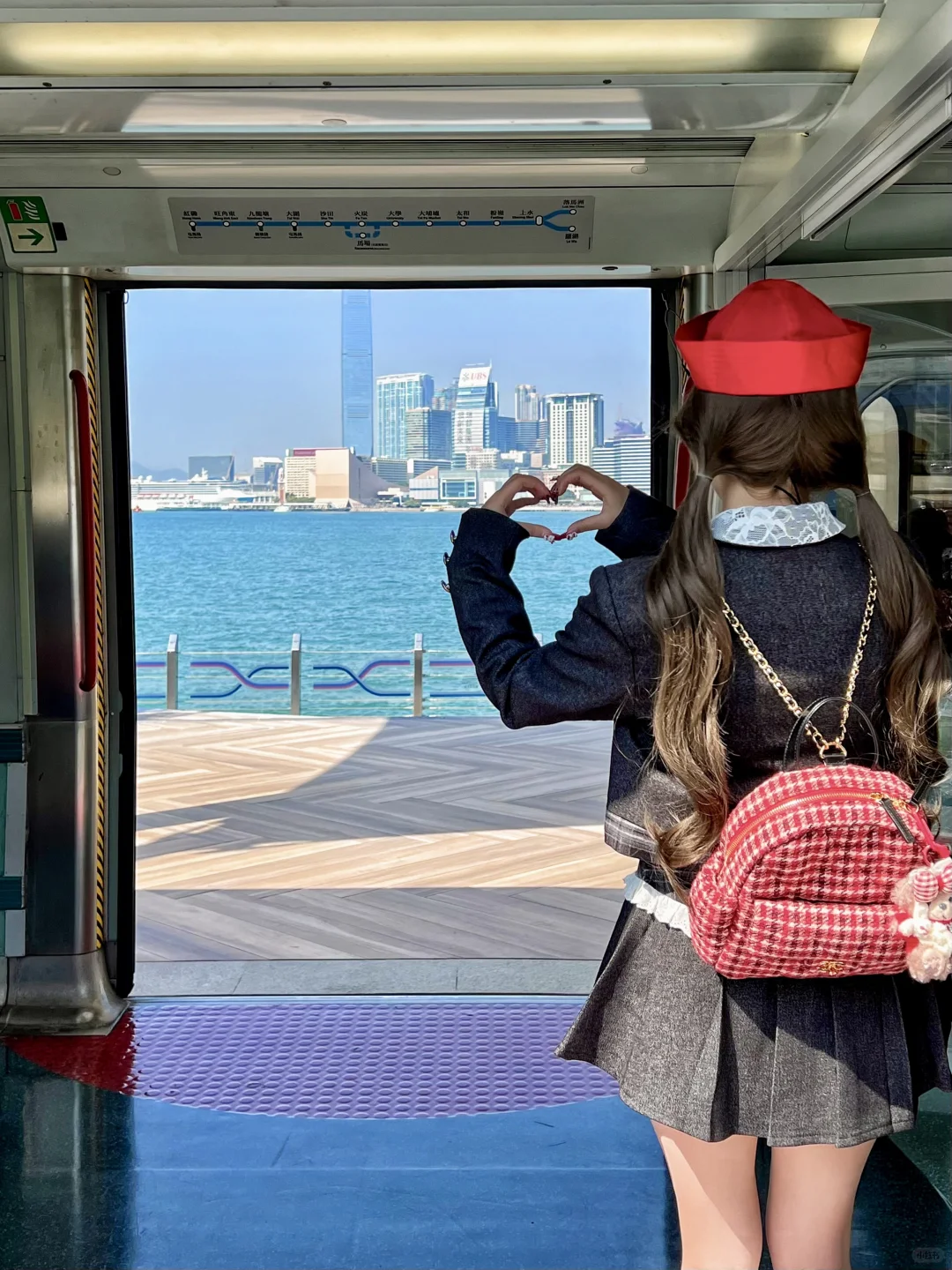 香港??就为了来地铁海边拍照?巨出片…