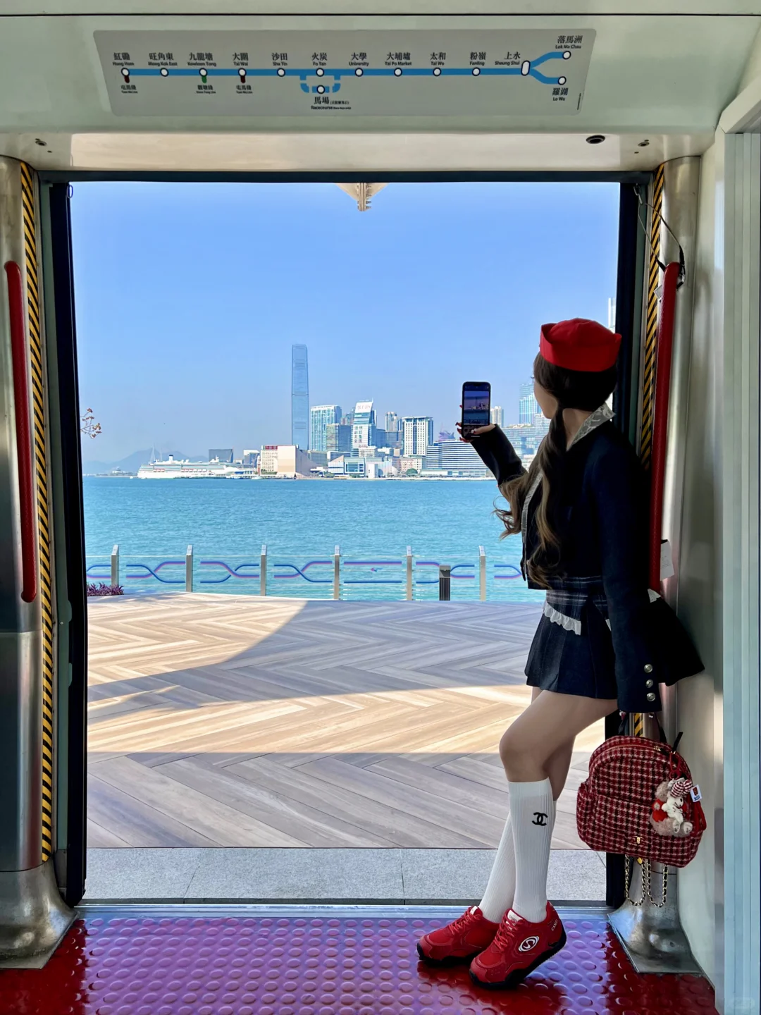 香港??就为了来地铁海边拍照?巨出片…