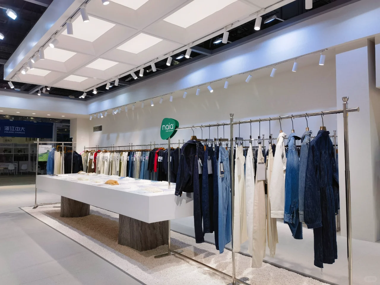 上海面料辅饰展-“木与新奇”构建展台细腻