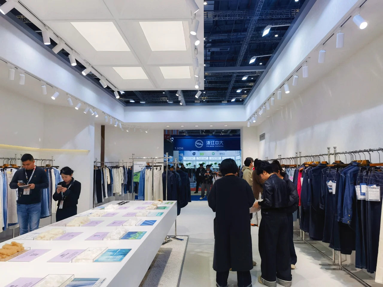 上海面料辅饰展-“木与新奇”构建展台细腻