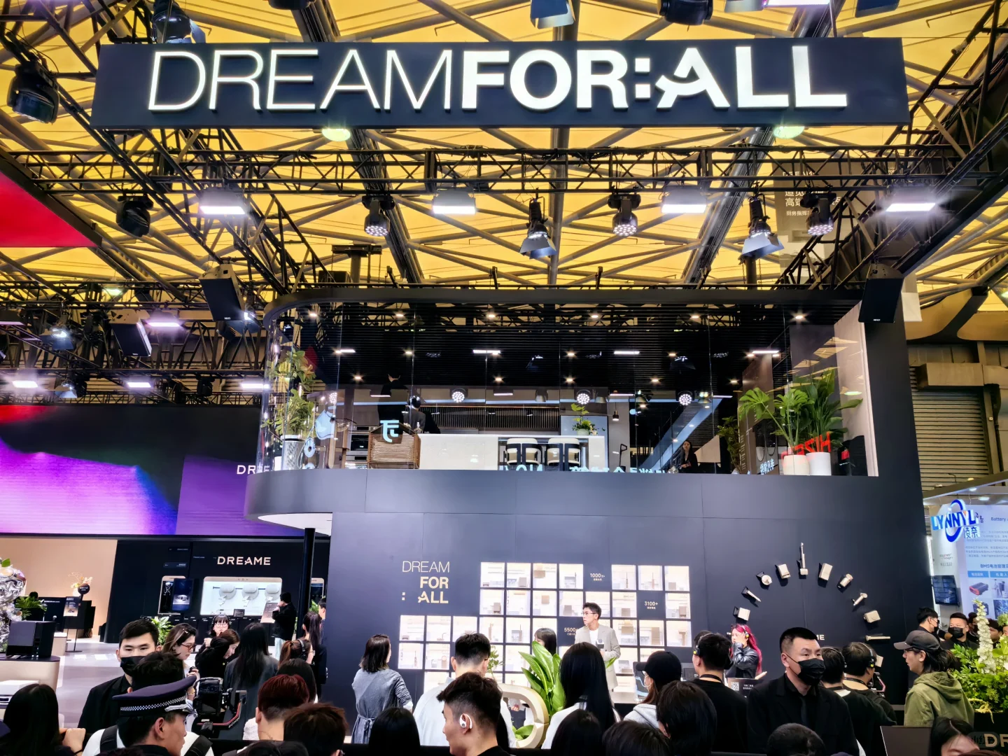 追觅展台咋这么多人~