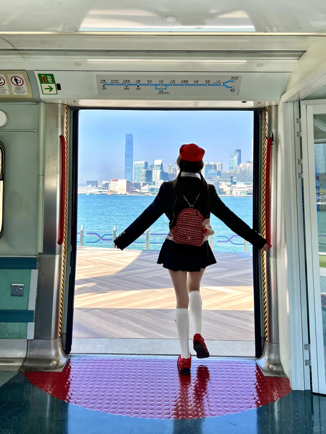 香港??就为了来地铁海边拍照?巨出片…