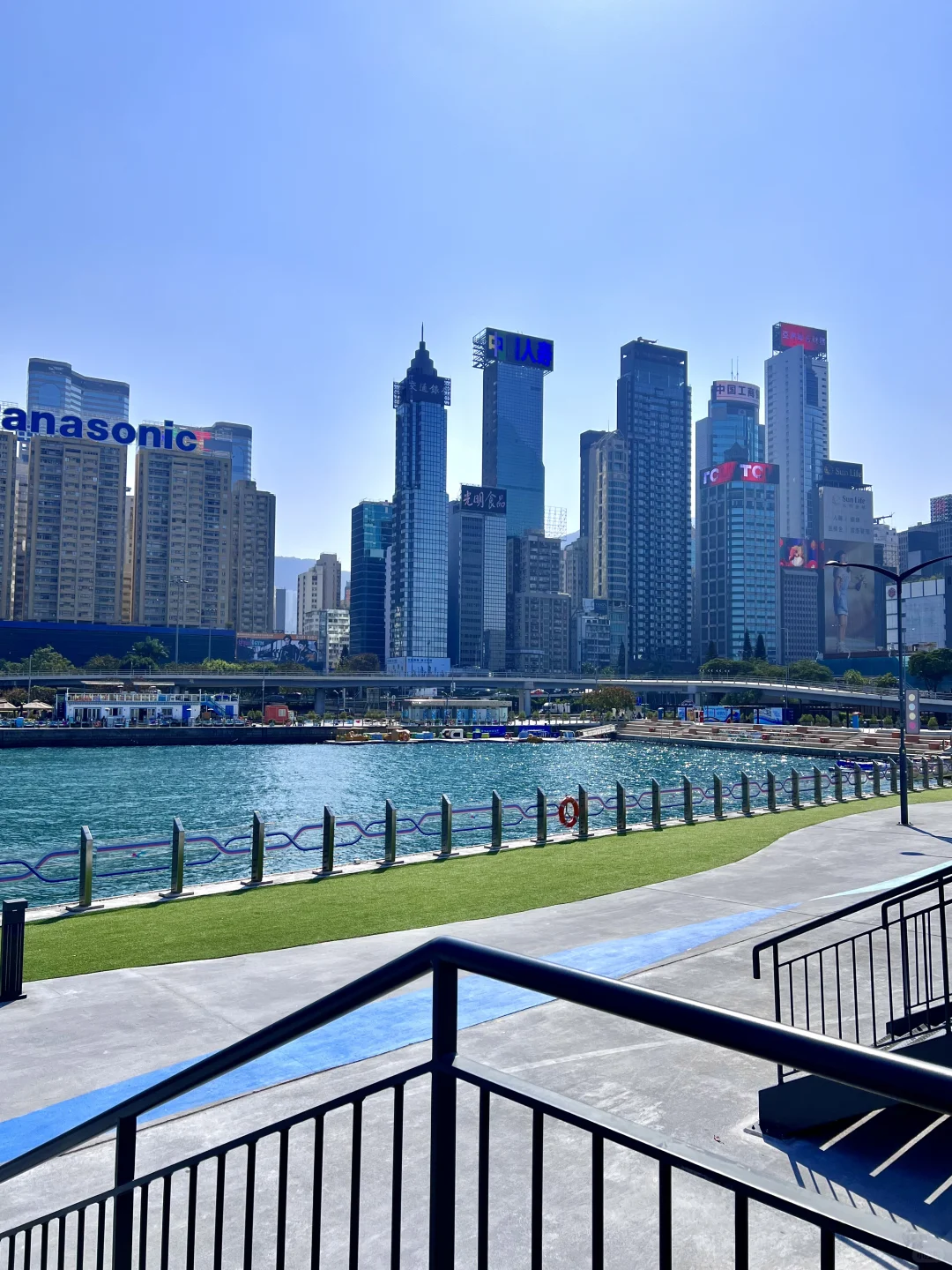 香港??就为了来地铁海边拍照?巨出片…