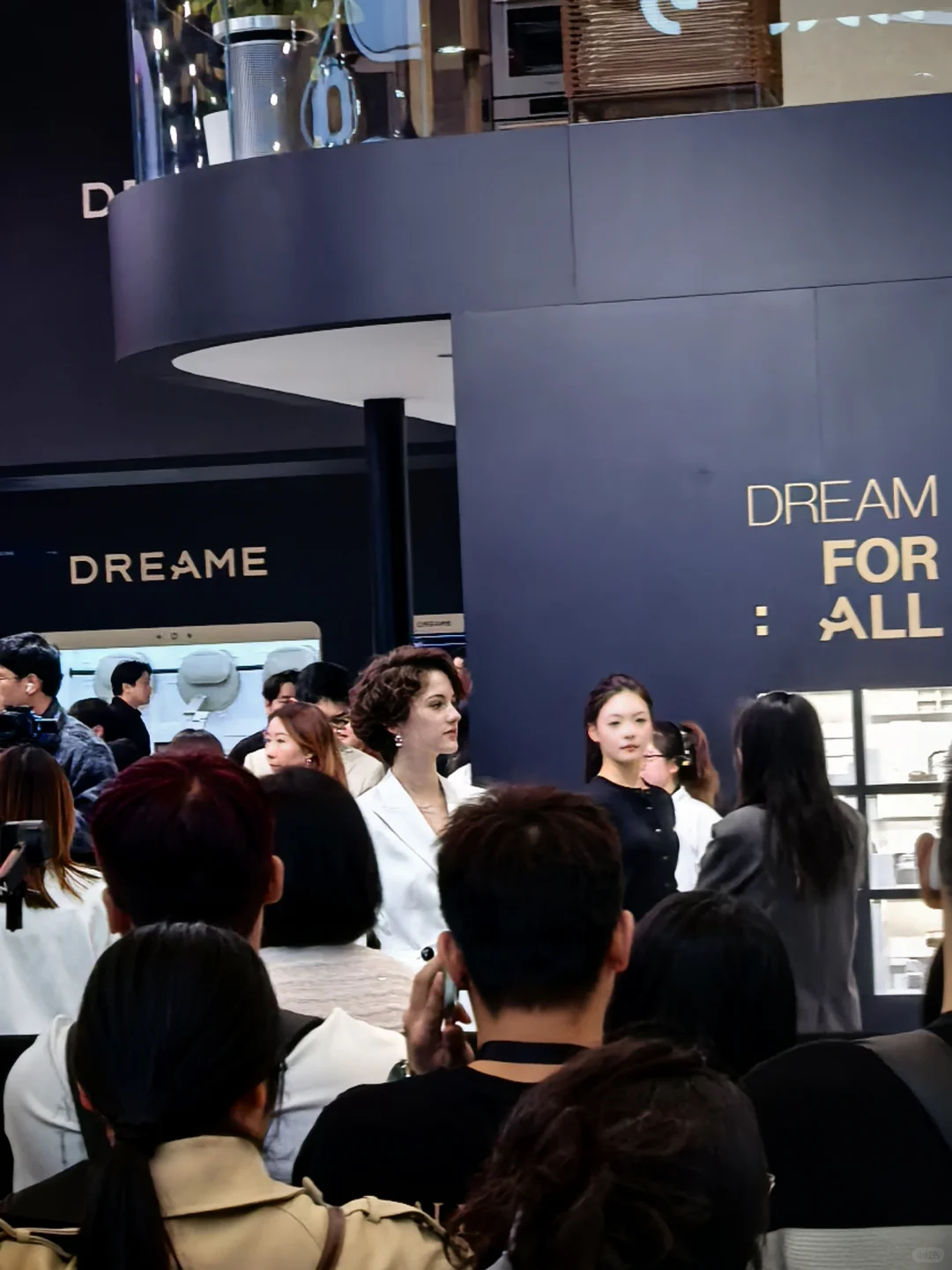 追觅展台咋这么多人~