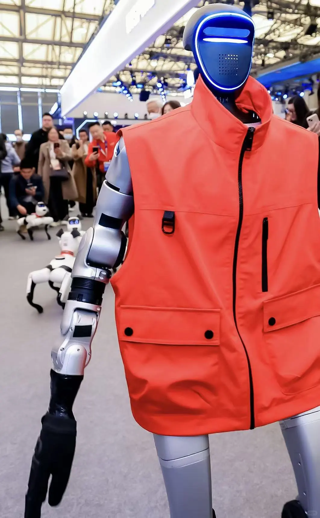 AWE 展会中，东zi红马甲最出彩