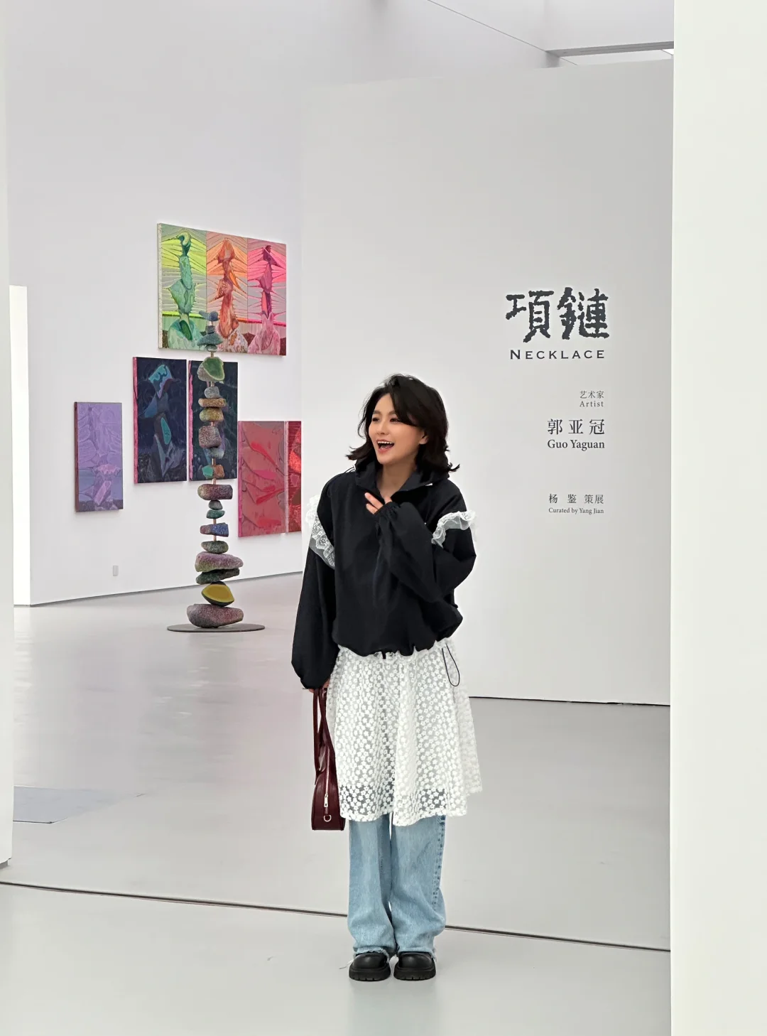 北京新展｜艺术家给冈仁波齐⛰️戴项链。