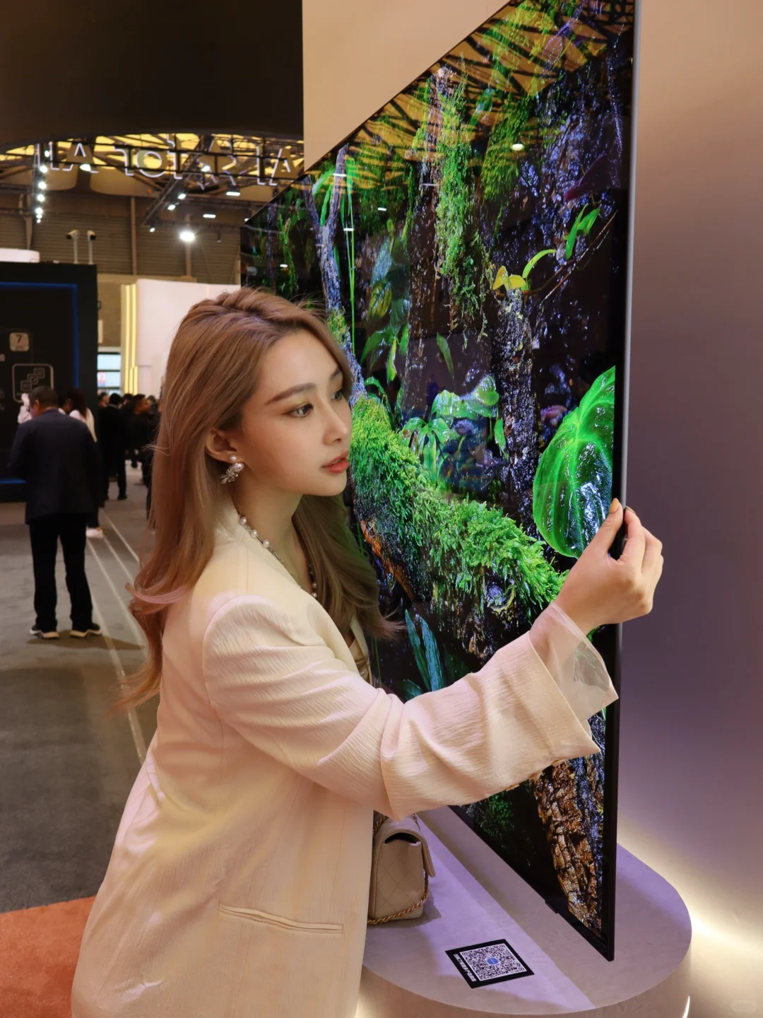 三星黑科技让壁画动起来了！直击AWE博览会！