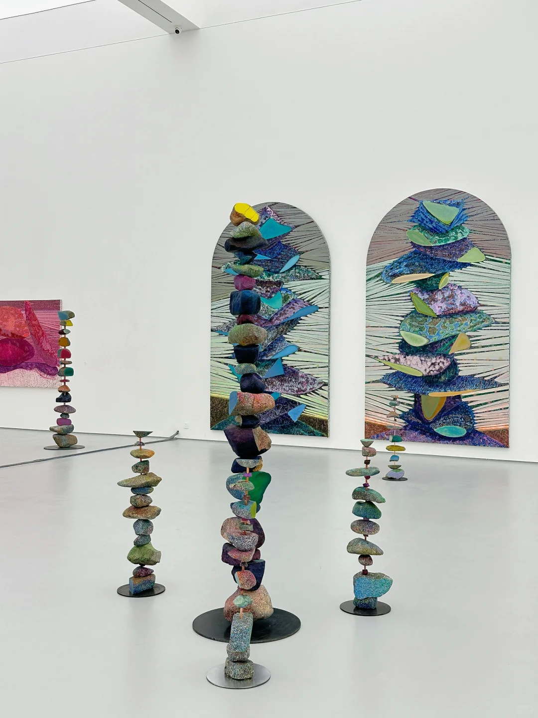 北京新展｜艺术家给冈仁波齐⛰️戴项链。