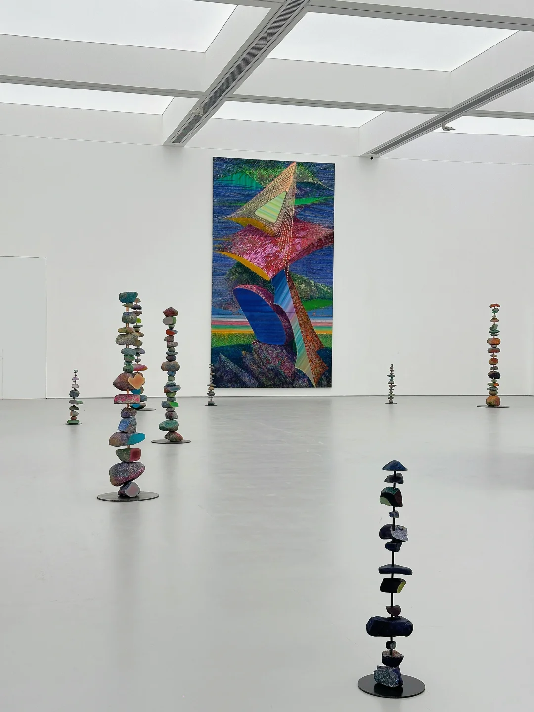 北京新展｜艺术家给冈仁波齐⛰️戴项链。