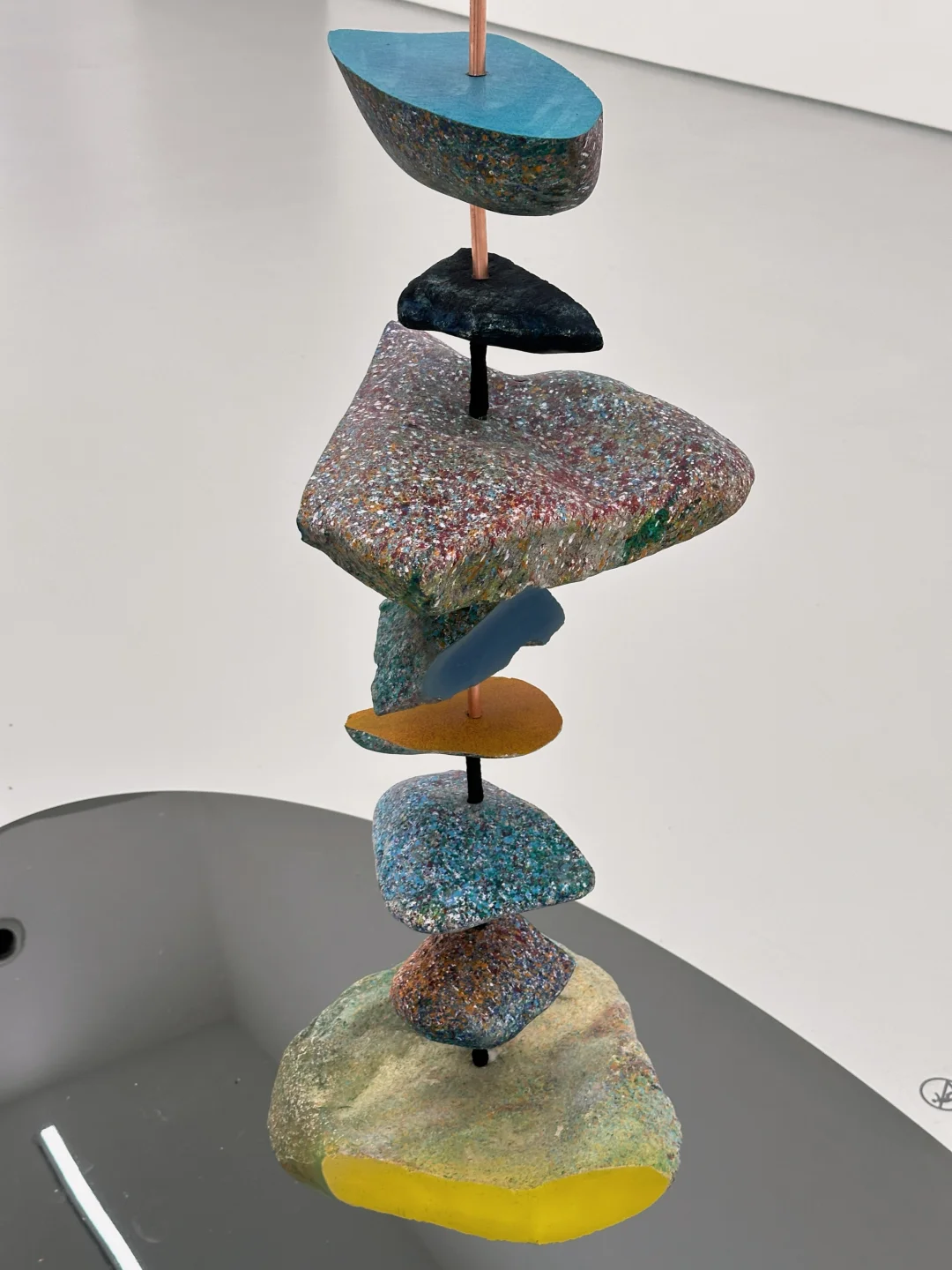 北京新展｜艺术家给冈仁波齐⛰️戴项链。