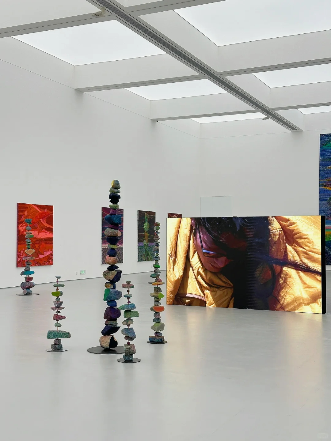 北京新展｜艺术家给冈仁波齐⛰️戴项链。