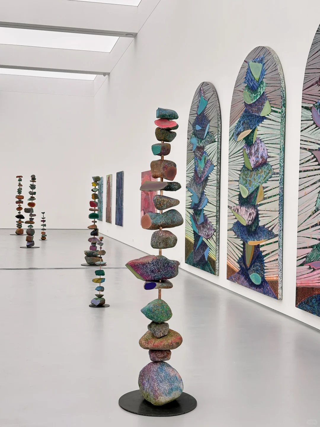 北京新展｜艺术家给冈仁波齐⛰️戴项链。