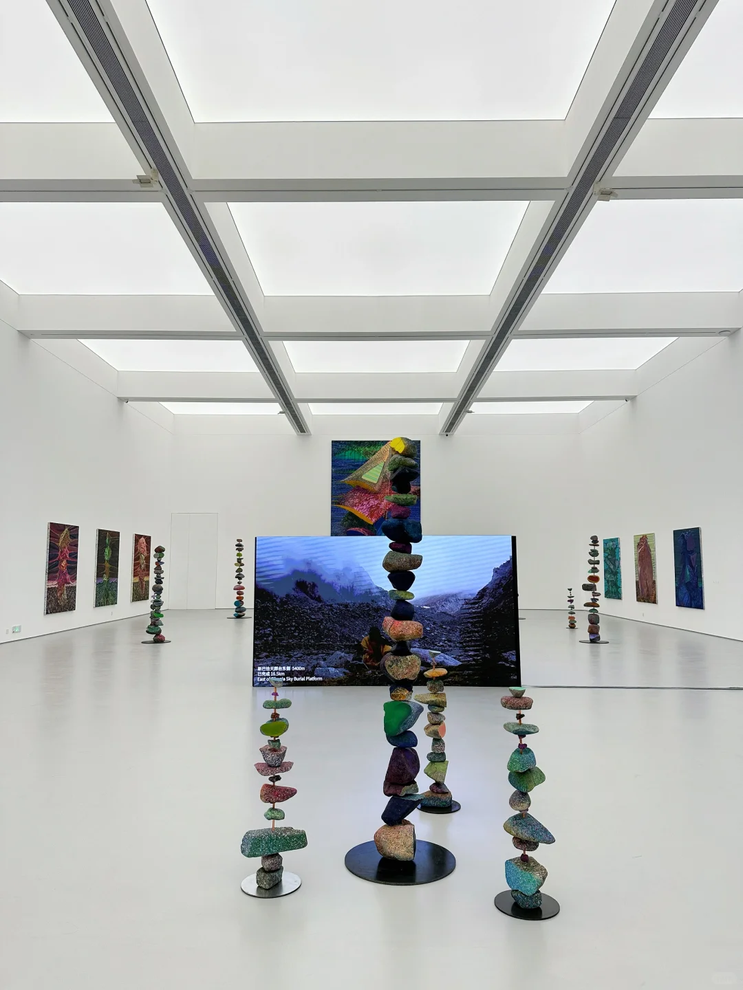 北京新展｜艺术家给冈仁波齐⛰️戴项链。