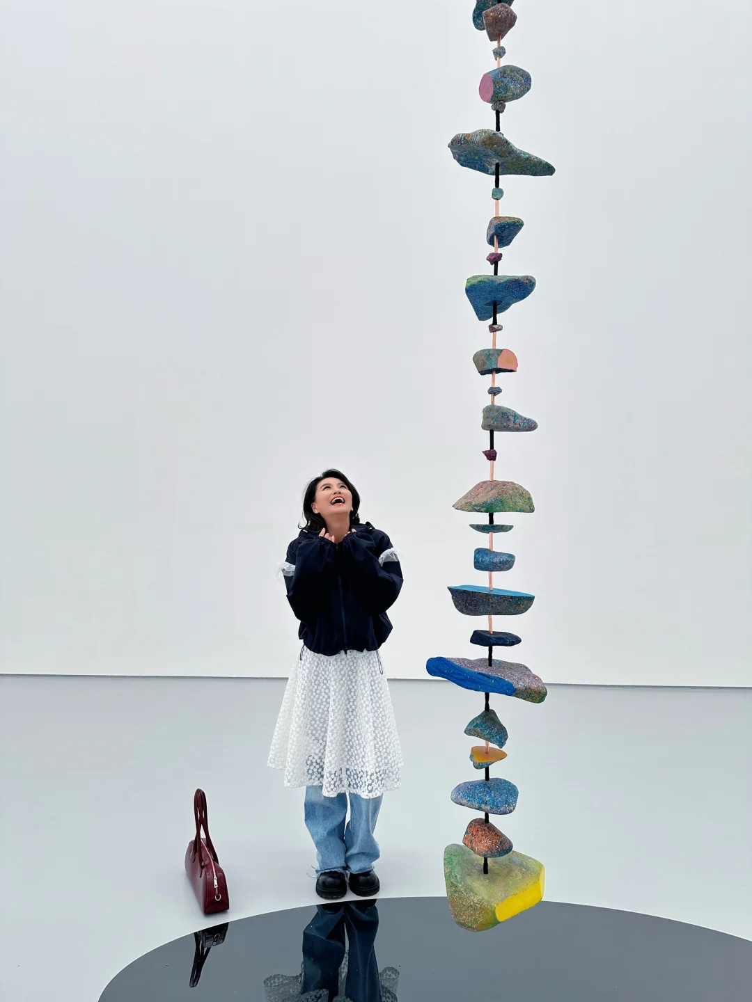 北京新展｜艺术家给冈仁波齐⛰️戴项链。