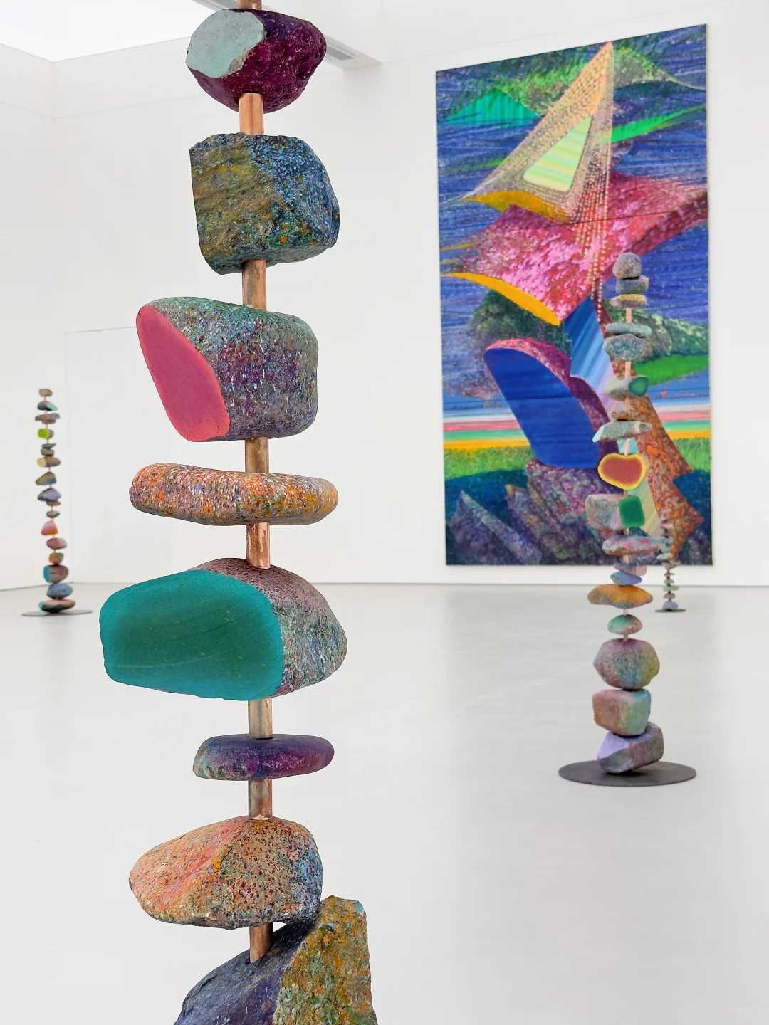 北京新展｜艺术家给冈仁波齐⛰️戴项链。