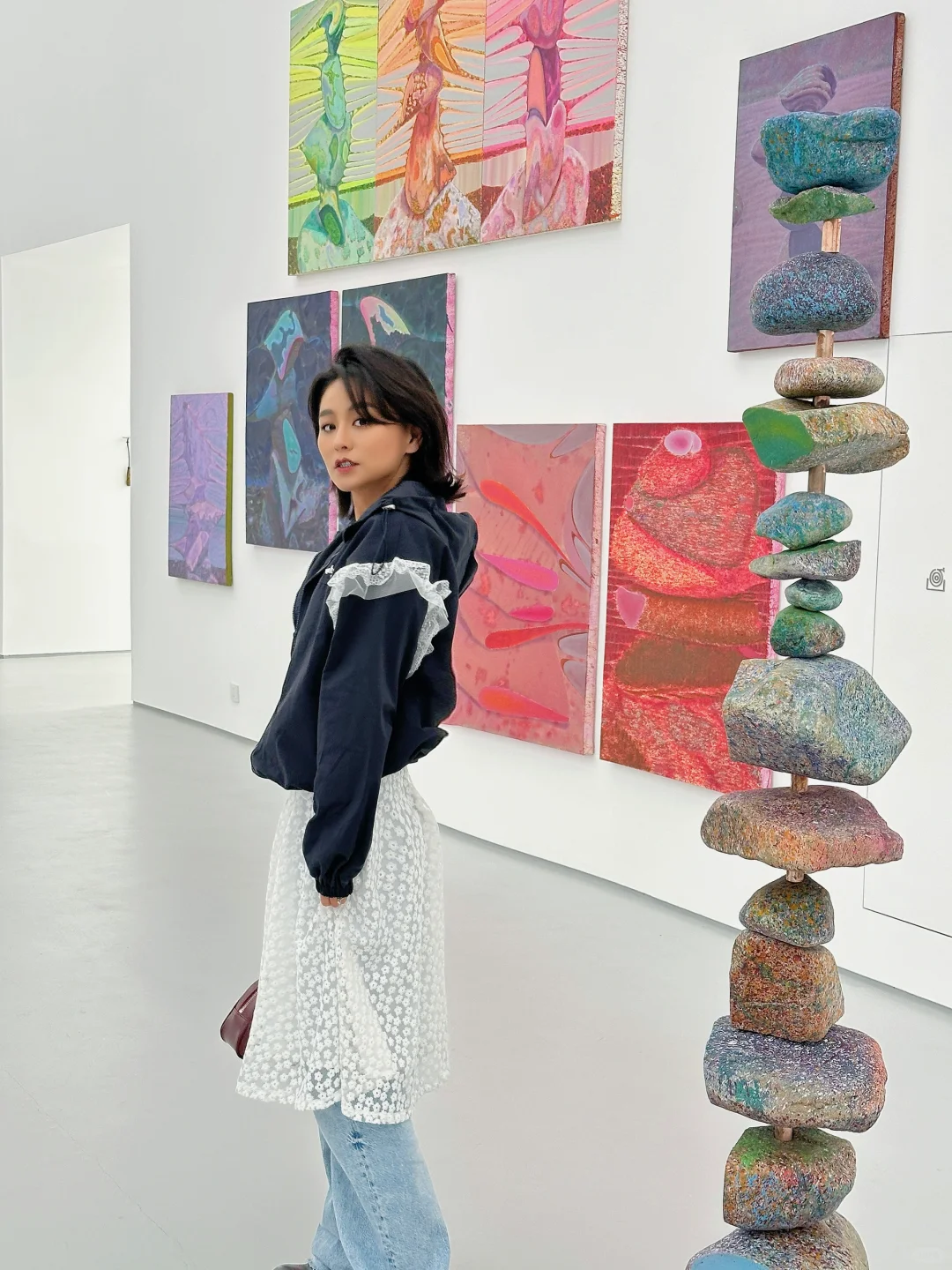 北京新展｜艺术家给冈仁波齐⛰️戴项链。