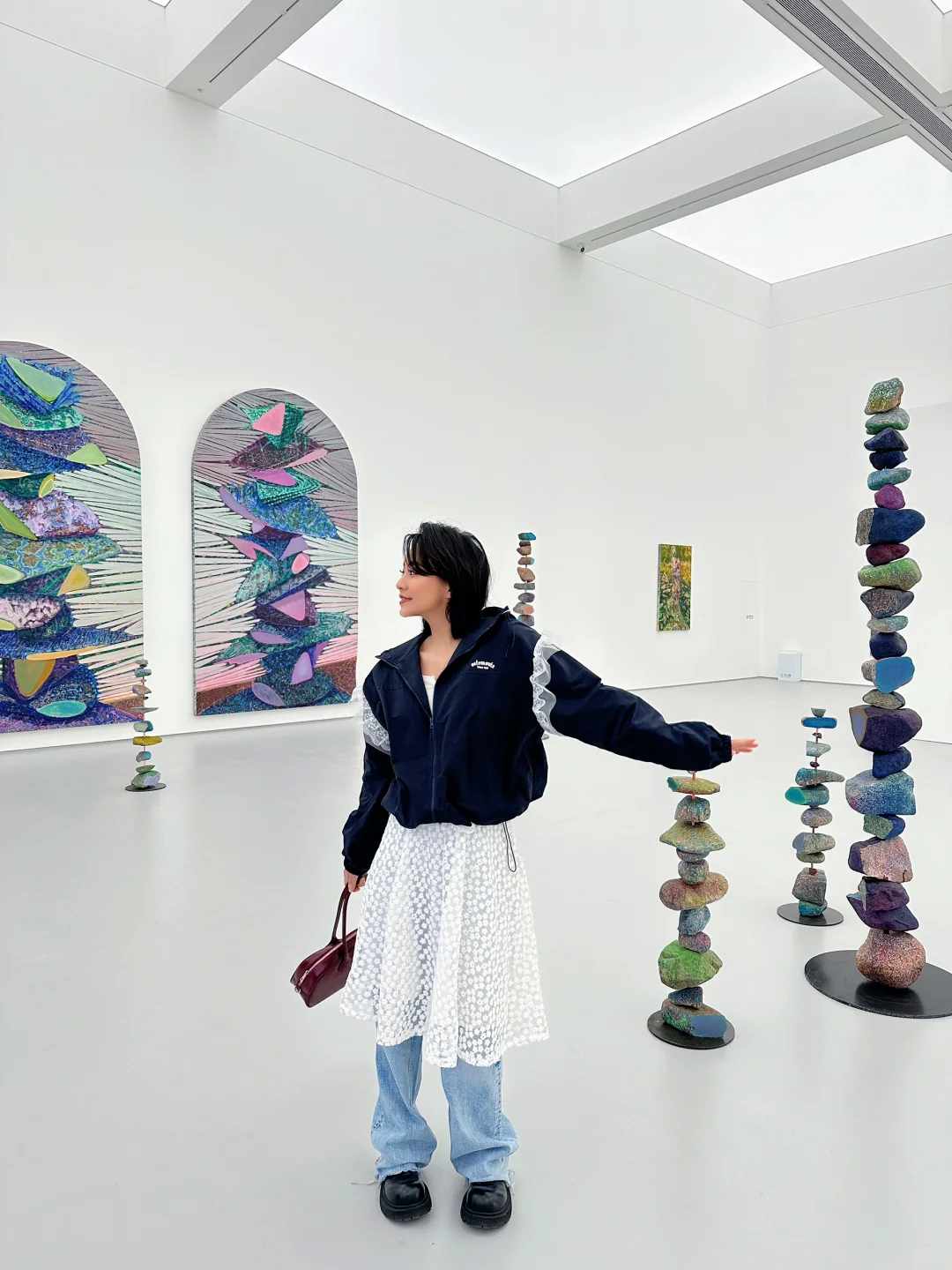 北京新展｜艺术家给冈仁波齐⛰️戴项链。