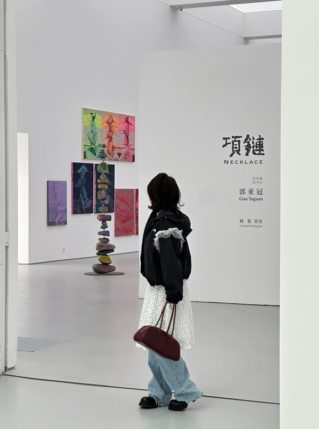 北京新展｜艺术家给冈仁波齐⛰️戴项链。