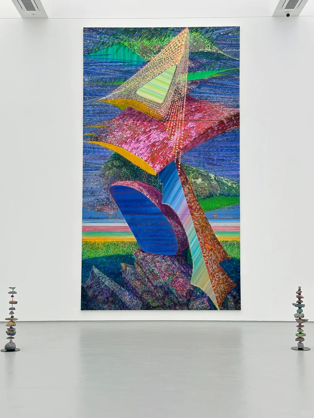 北京新展｜艺术家给冈仁波齐⛰️戴项链。