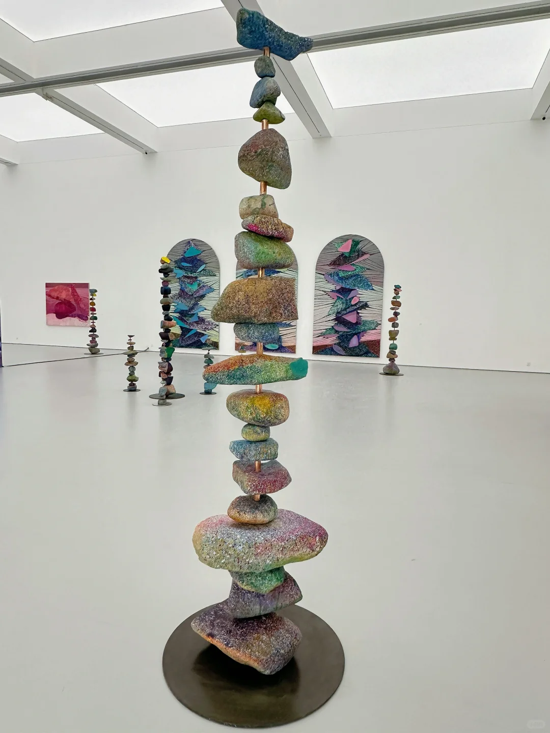 北京新展｜艺术家给冈仁波齐⛰️戴项链。