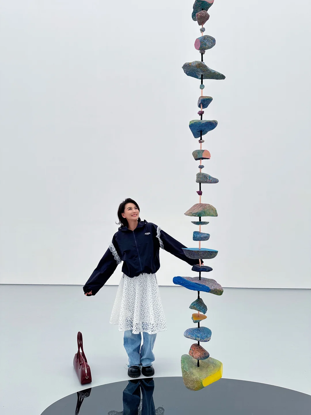 北京新展｜艺术家给冈仁波齐⛰️戴项链。