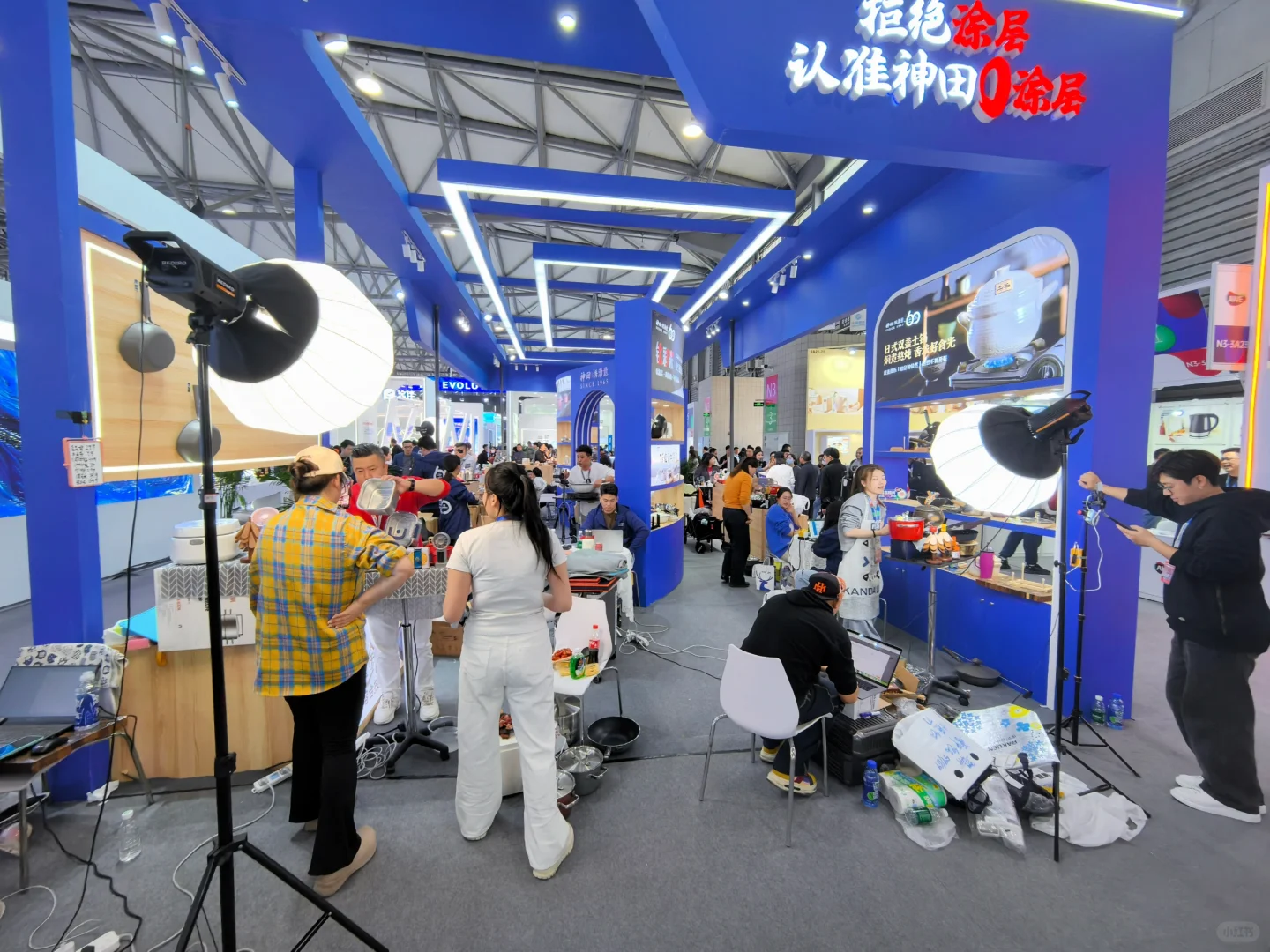 2025 AWE 到底是博览会还是大型直播现场