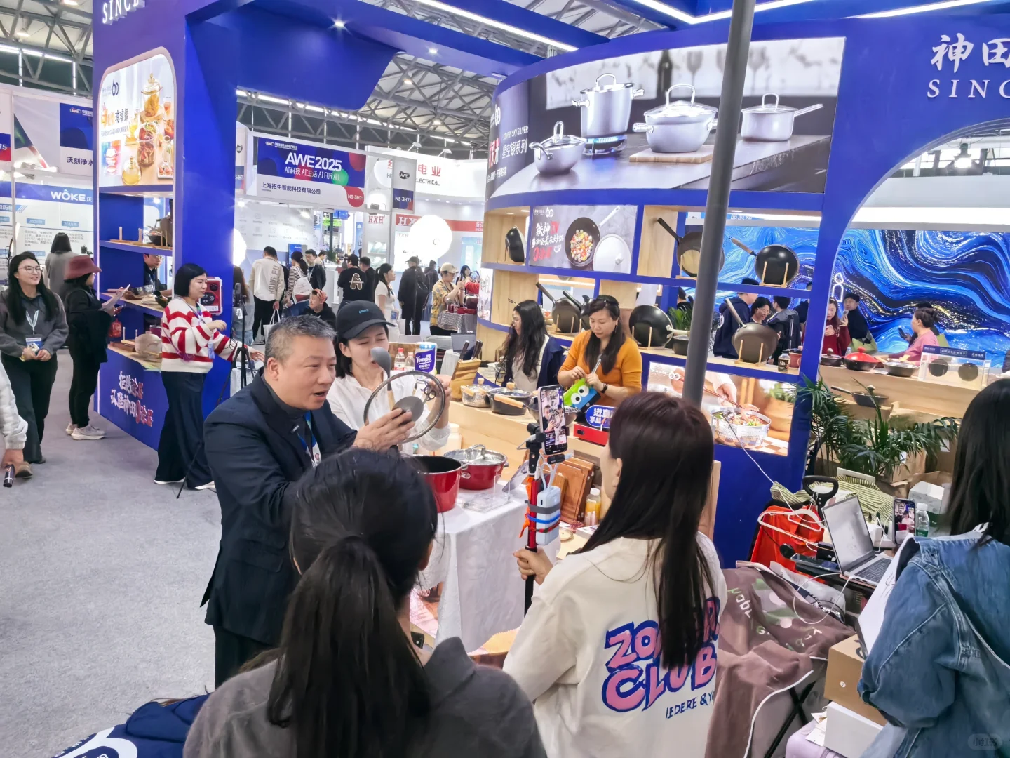 2025 AWE 到底是博览会还是大型直播现场