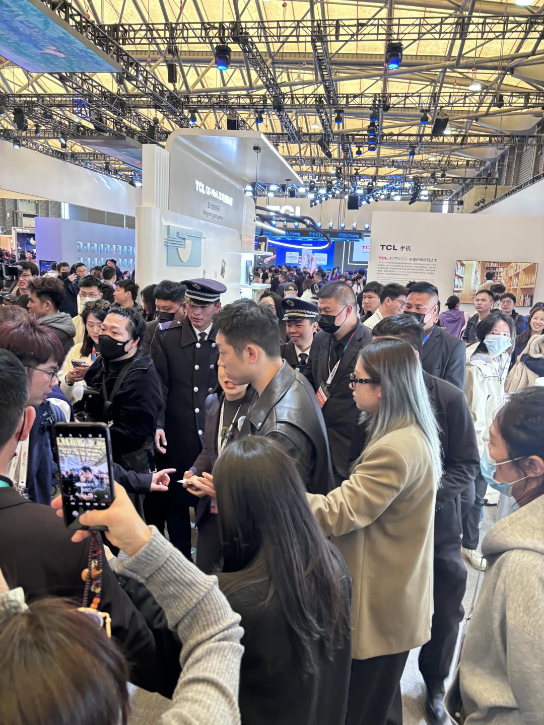 上海AWE展会见到皮衣许昕