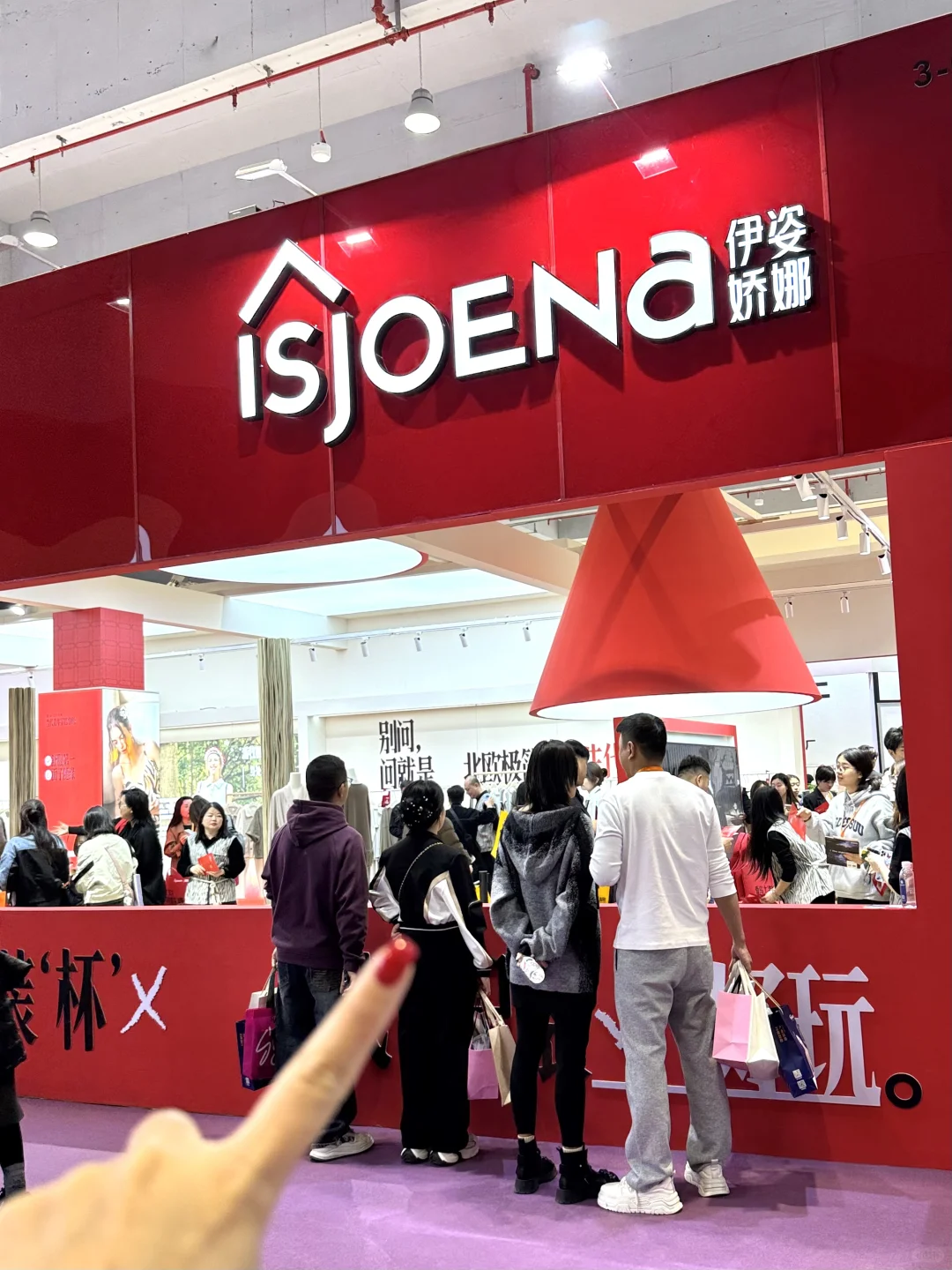 什么！逛服博会还能和男模合影！