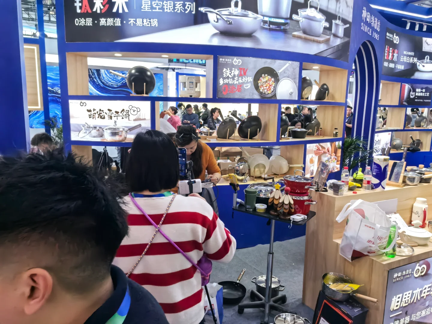 2025 AWE 到底是博览会还是大型直播现场