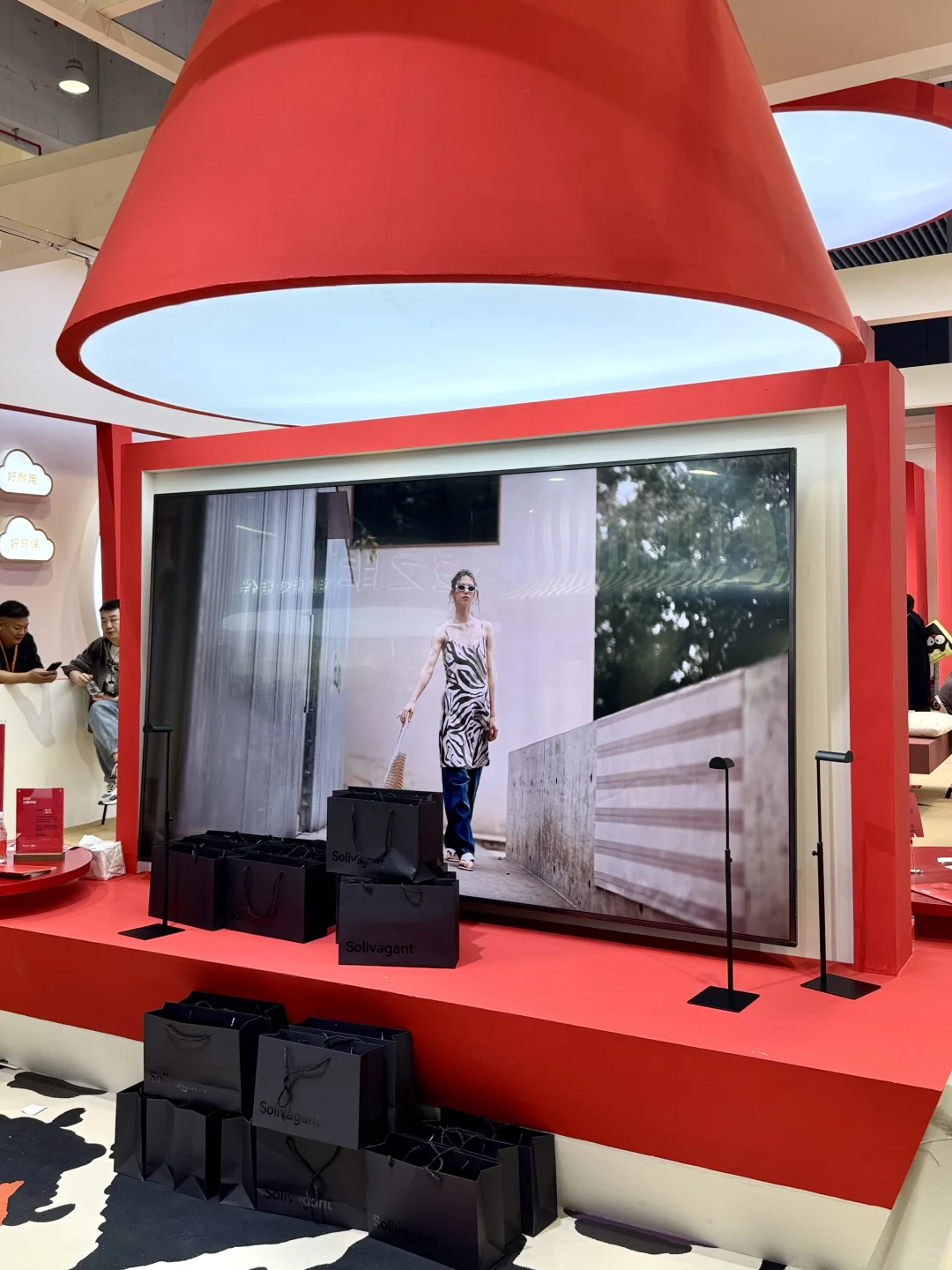 什么！逛服博会还能和男模合影！