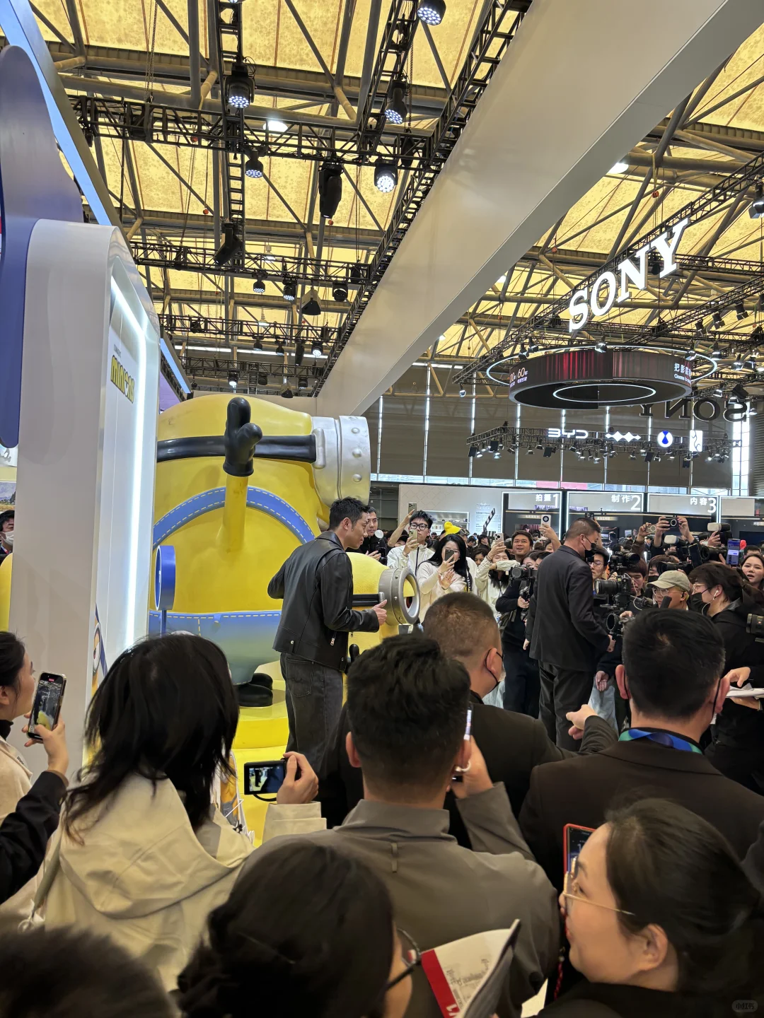 上海AWE展会见到皮衣许昕