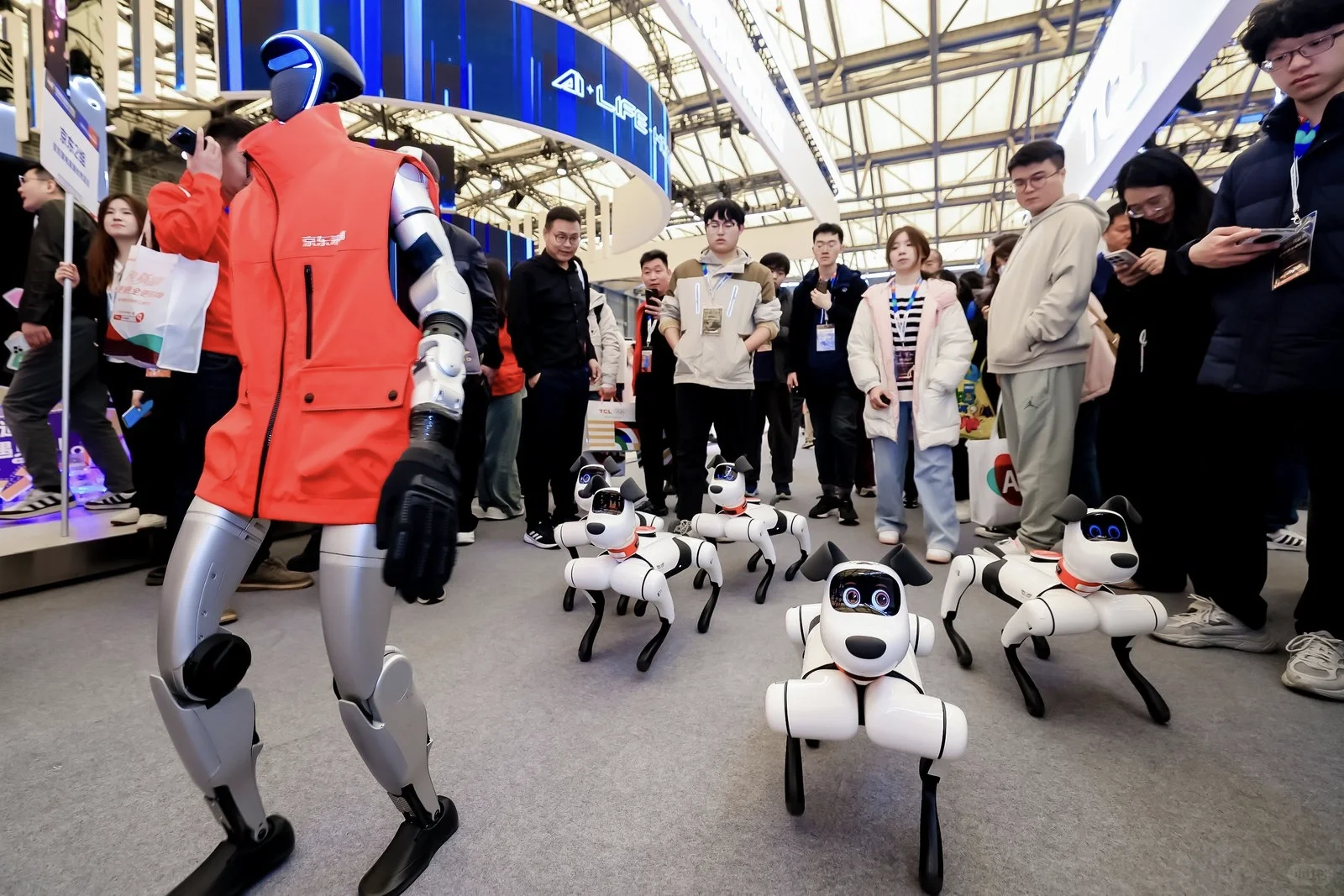 春晚同款机器人逛展