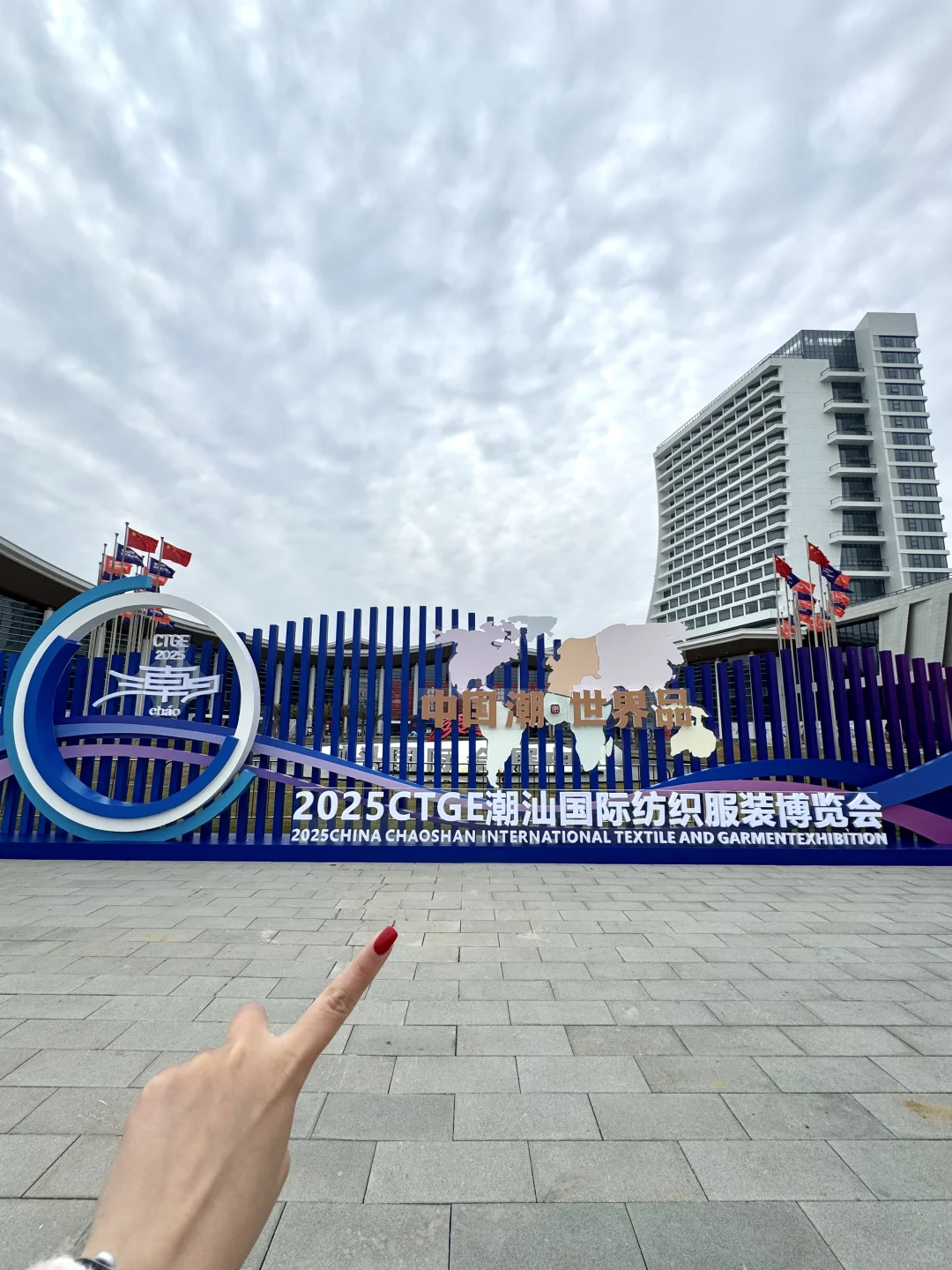 什么！逛服博会还能和男模合影！