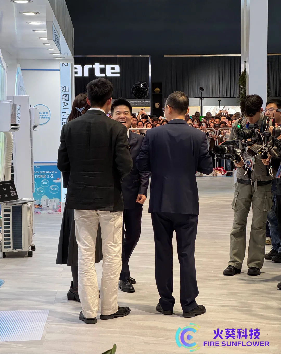 董宇辉，我辉哥来AWE了