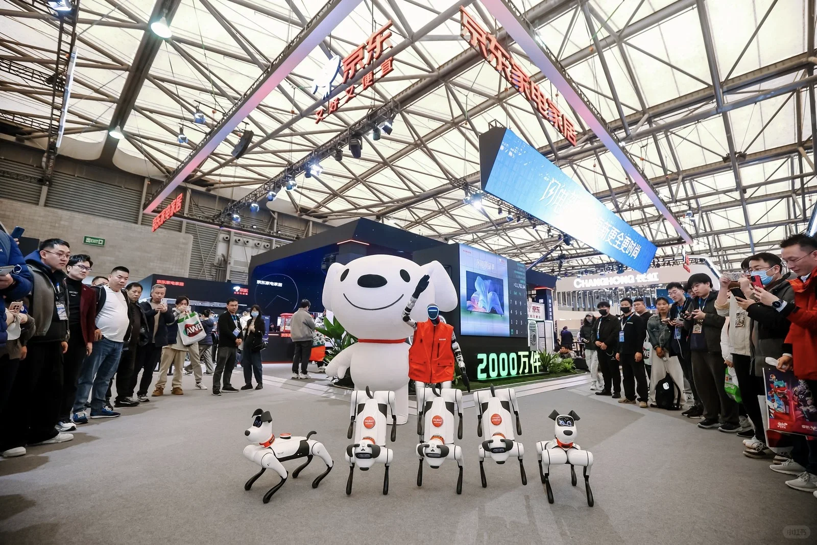 春晚同款机器人逛展