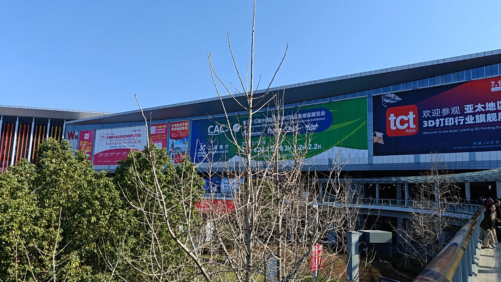 在上海国家会展中心发名片，被驱逐了