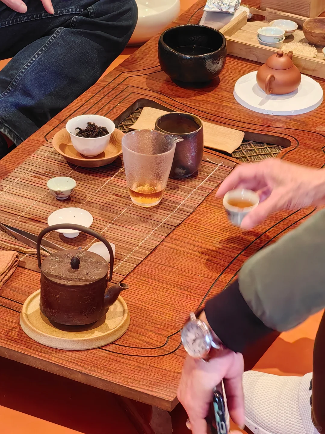 一上岛就被展览吸引走啦